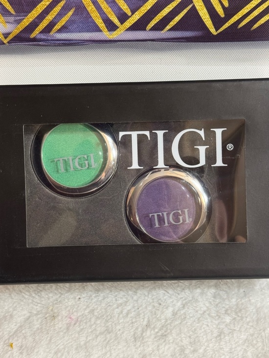 TIGI Other - TIGI Vibrant Green & Royal Purple Eyeshadow Duo